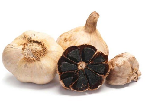 سیر سیاه اصفهان با رنگ تیره طبیعی و جذاب